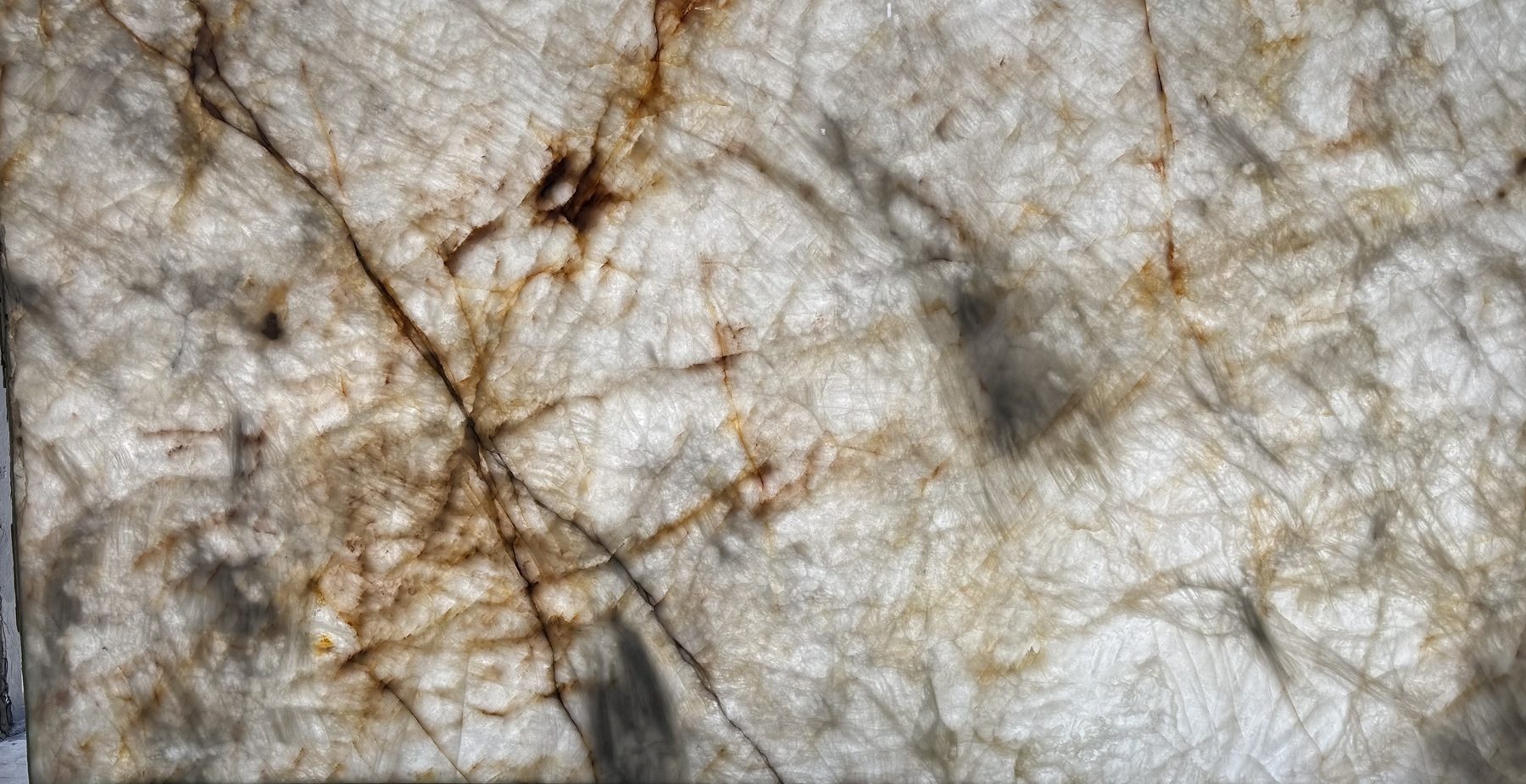 Backlit Cristallo slab with golden veins