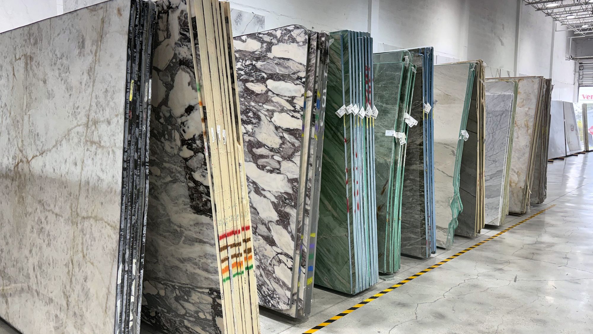 Filas de slabs de cuarcitas y mármoles exóticos