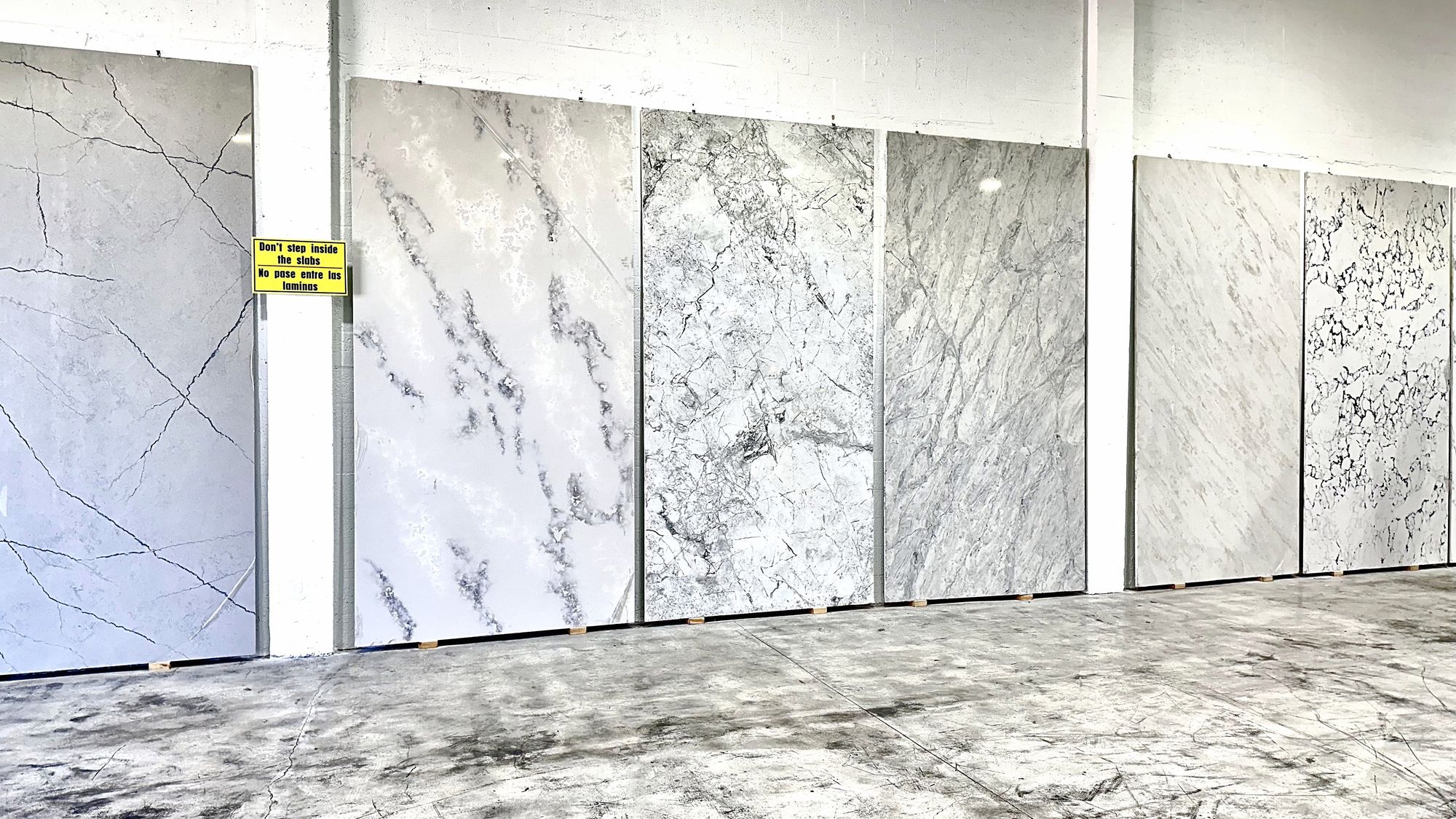 Slabs de cuarzo en varios colores en la pared del showroom