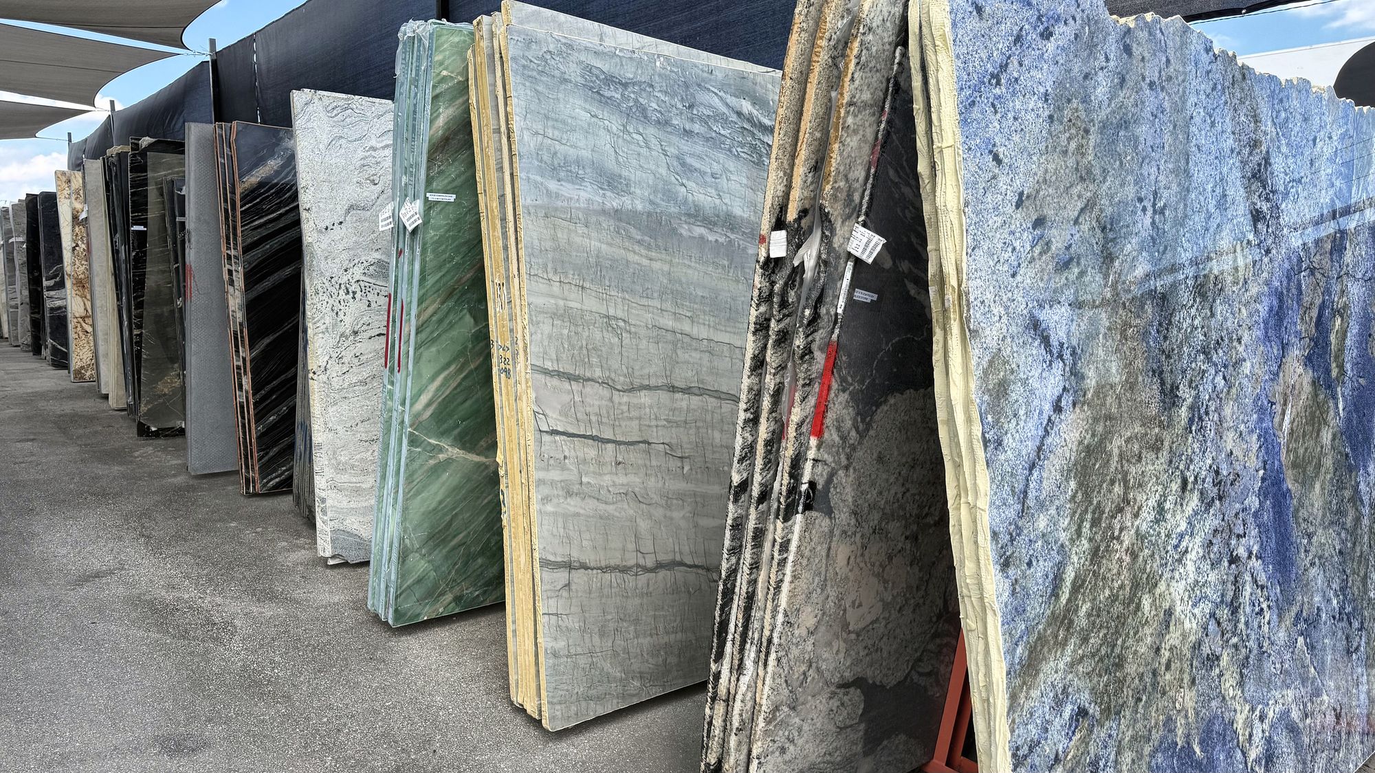 Patio exterior con slabs de granito y cuarcita azul